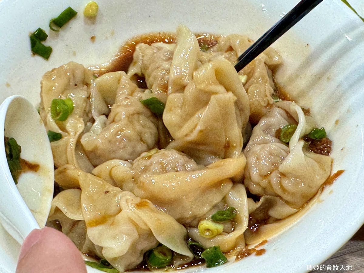 【新莊美食推薦】豐衣足食|必吃排骨炒飯與辣味抄手|中港路高人 【新莊美食推薦】豐衣足食|必吃排骨炒飯與辣味抄手|中港路高人