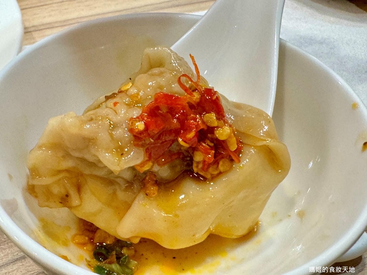【新莊美食推薦】豐衣足食|必吃排骨炒飯與辣味抄手|中港路高人 【新莊美食推薦】豐衣足食|必吃排骨炒飯與辣味抄手|中港路高人