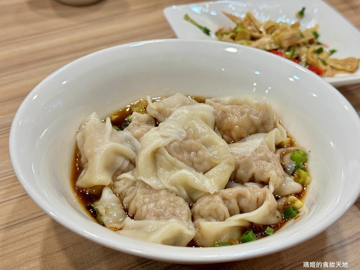 【新莊美食推薦】豐衣足食|必吃排骨炒飯與辣味抄手|中港路高人 【新莊美食推薦】豐衣足食|必吃排骨炒飯與辣味抄手|中港路高人