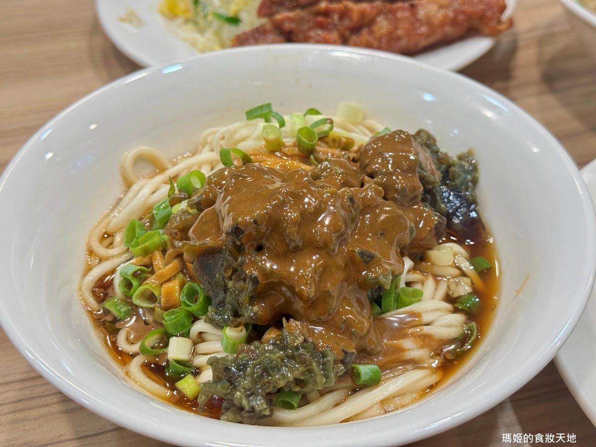 【新莊美食推薦】豐衣足食|必吃排骨炒飯與辣味抄手|中港路高人 【新莊美食推薦】豐衣足食|必吃排骨炒飯與辣味抄手|中港路高人