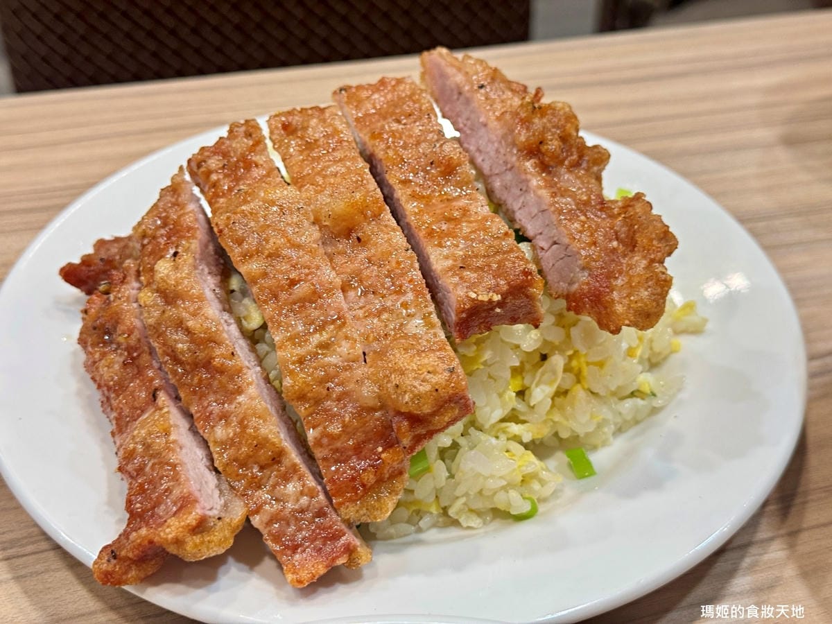 【新莊美食推薦】豐衣足食|必吃排骨炒飯與辣味抄手|中港路高人 【新莊美食推薦】豐衣足食|必吃排骨炒飯與辣味抄手|中港路高人