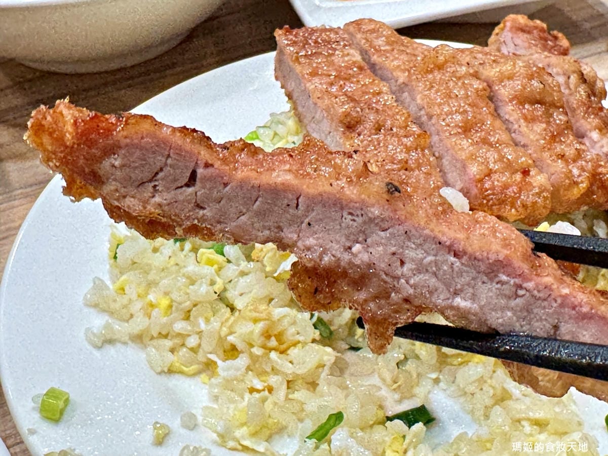 【新莊美食推薦】豐衣足食|必吃排骨炒飯與辣味抄手|中港路高人 【新莊美食推薦】豐衣足食|必吃排骨炒飯與辣味抄手|中港路高人