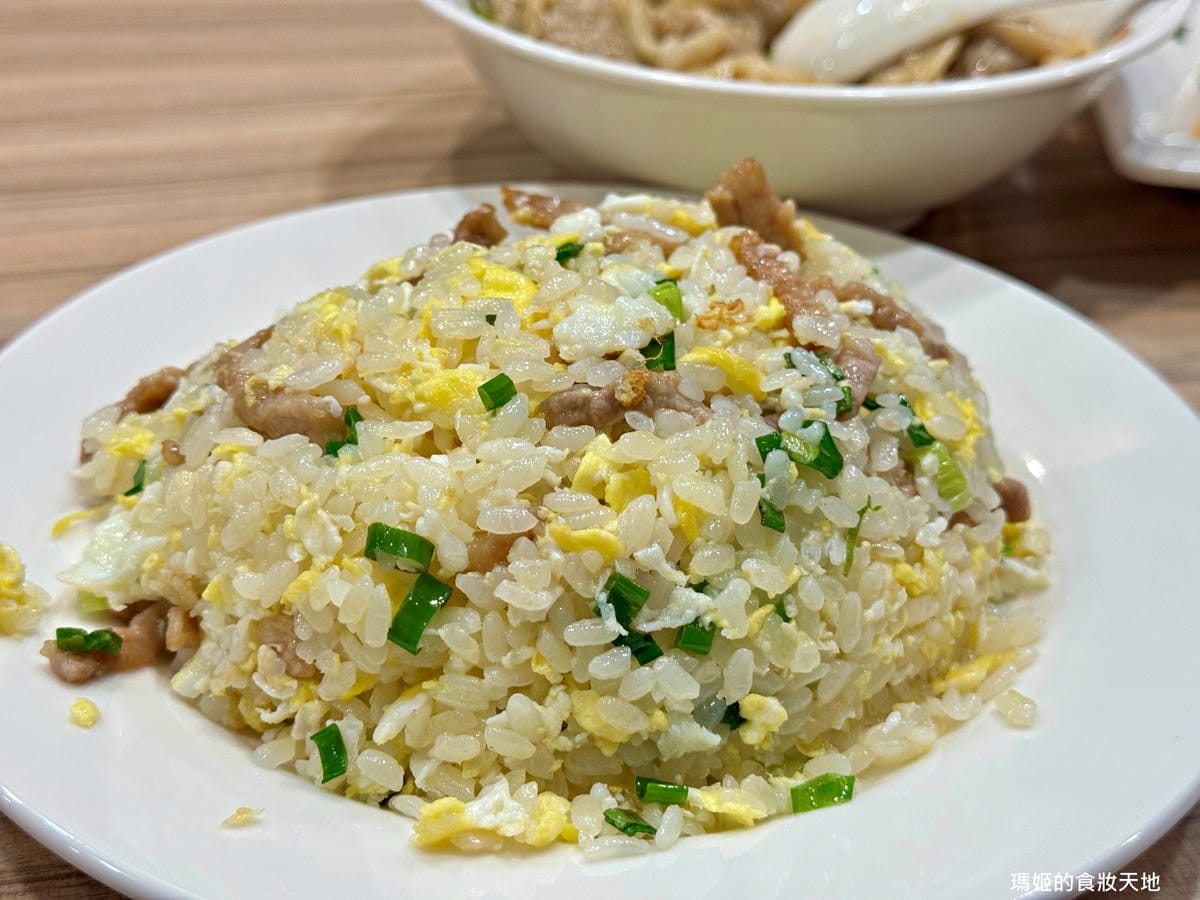 【新莊美食推薦】豐衣足食|必吃排骨炒飯與辣味抄手|中港路高人 【新莊美食推薦】豐衣足食|必吃排骨炒飯與辣味抄手|中港路高人