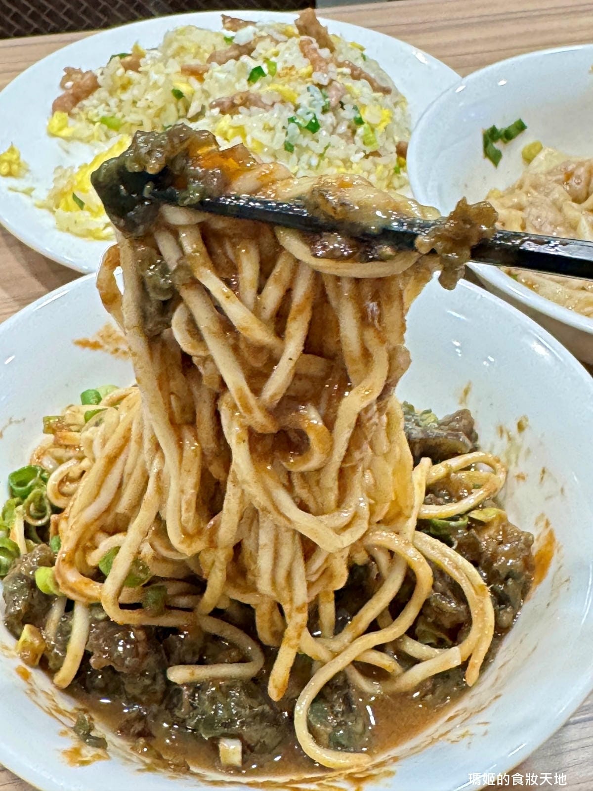 【新莊美食推薦】豐衣足食|必吃排骨炒飯與辣味抄手|中港路高人 【新莊美食推薦】豐衣足食|必吃排骨炒飯與辣味抄手|中港路高人