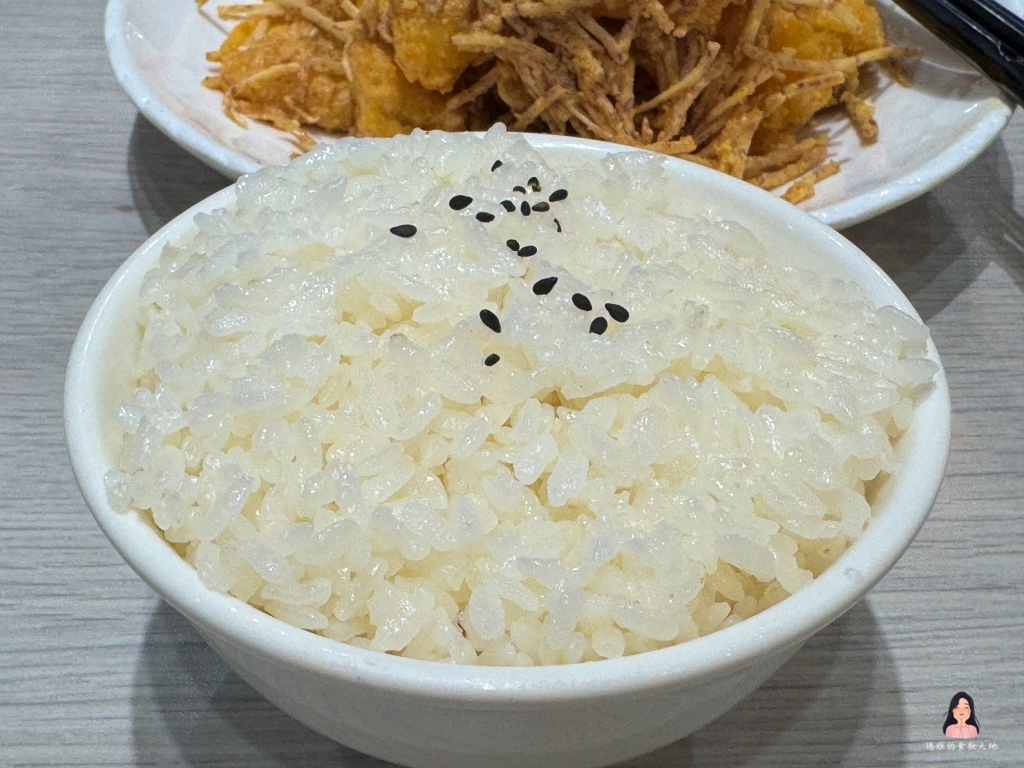 龜山美食｜老油條家常菜，在地人激推高CP值熱炒！招牌老油條、金沙軟絲、南乳焢肉每道都超下飯