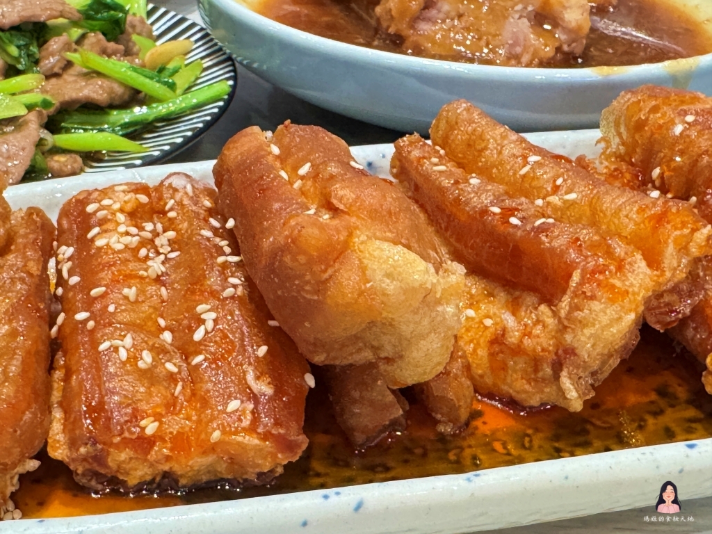 龜山美食｜老油條家常菜，在地人激推高CP值熱炒！招牌老油條、金沙軟絲、南乳焢肉每道都超下飯