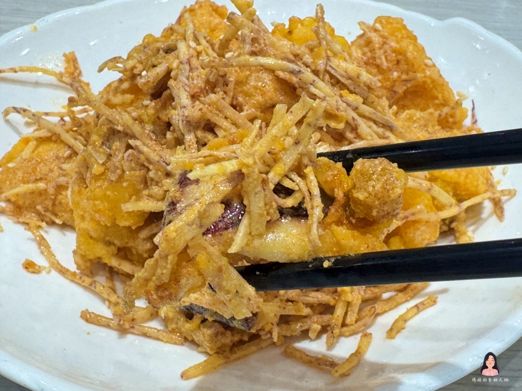 龜山美食｜老油條家常菜，在地人激推高CP值熱炒！招牌老油條、金沙軟絲、南乳焢肉每道都超下飯